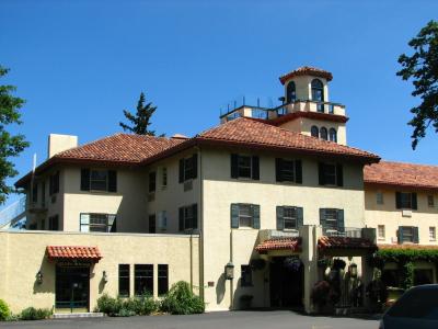 The cream-coloured Mission-style Columbia Gorge Hotel in Hood River