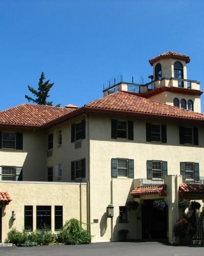 The cream-coloured Mission-style Columbia Gorge Hotel in Hood River