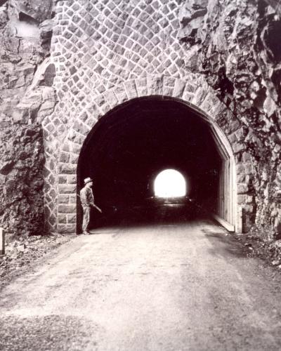 Mosier Twin Tunnels (33037104002)