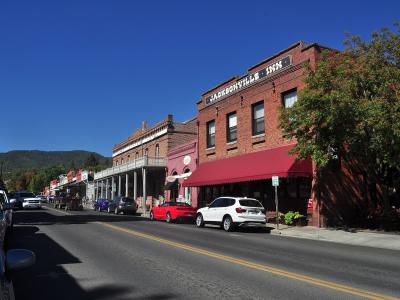 Jacksonville, Oregon - Jacksonville Inn and other California Street buildings 01