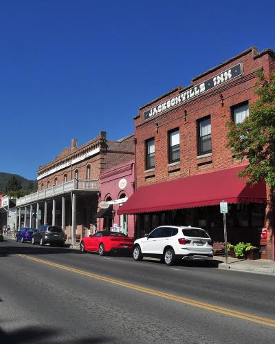 Jacksonville, Oregon - Jacksonville Inn and other California Street buildings 01